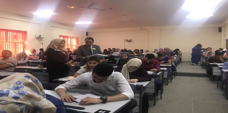 الامتحان التقويمي لطلبة المرحلة الخامسة في قسم الصيدلة 