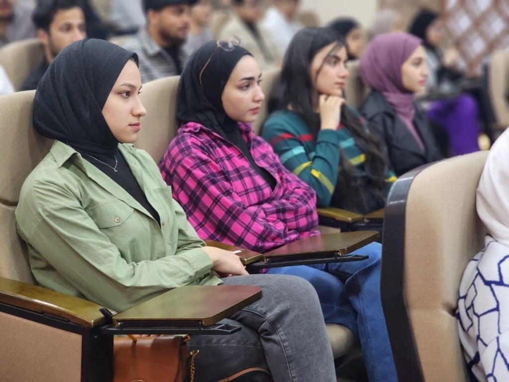 المنتدى الطلابي لقسم الصيدلة يقيم محاضره  علمية 