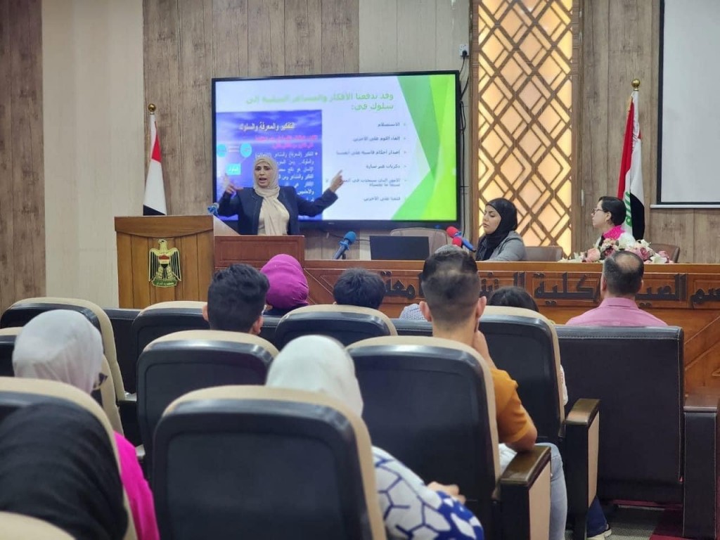 المنتدى الطلابي لقسم الصيدلة يقيم محاضره  علمية 