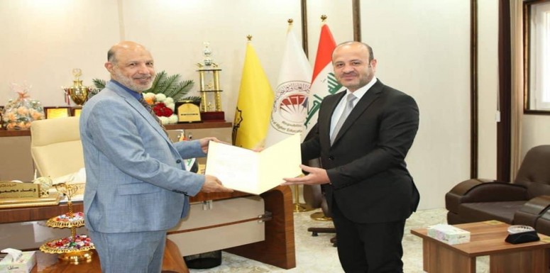 تدريسي في كلية الرشيد الجامعة يحصل على كتاب شكر وتقدير 