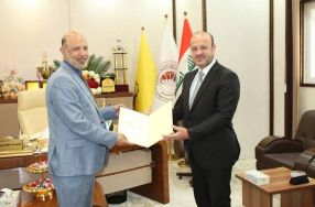 تدريسي في كلية الرشيد الجامعة يحصل على كتاب  ...