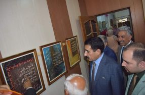 قسم اللغة العربية يقيم معرضا ً للخط العربي ض ...